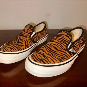 ✨FUN, FUNKY, TIGER STRIPES VANS✨